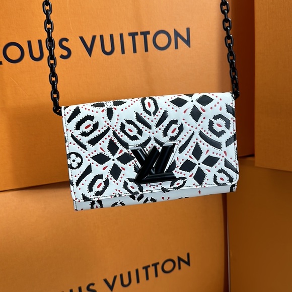 Louis Vuitton Handbags - 💎✨BEAUTIFUL✨💎 Authentic Twist Chain Louis Vuitton: Timeless Elegance